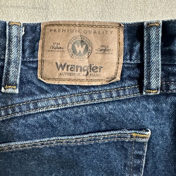 Wrangler Size 42X 32 Straight Leg Jeans (TAG SIZE 42X 32") - Picture 4 of 5